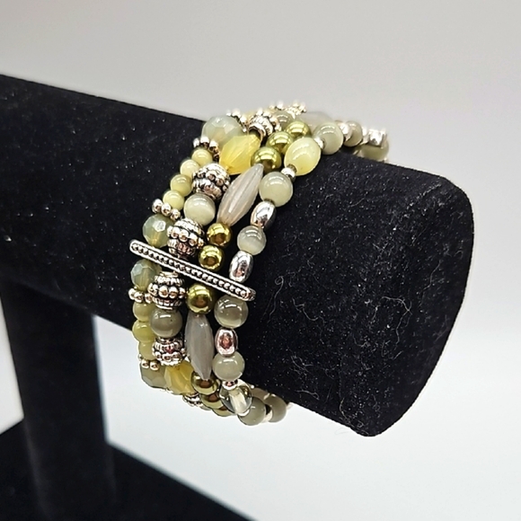 🩵 Glass and mixed material cream beaded cuff bracelet - Picture 10 of 11